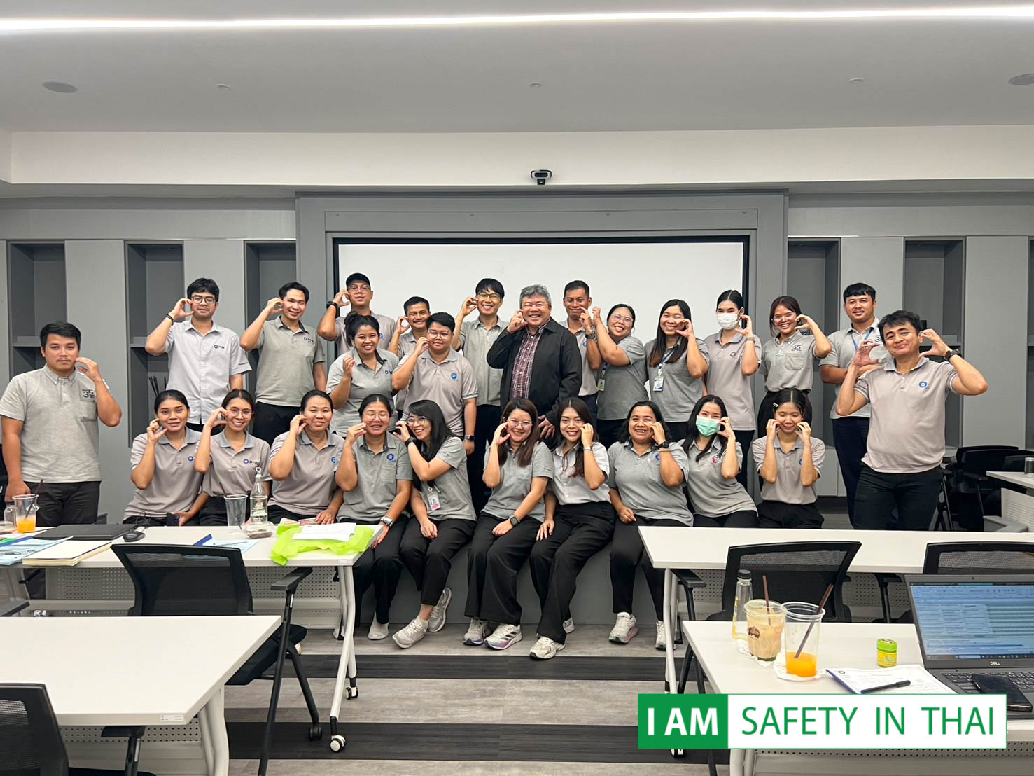 ผู้เข้าอบรมรับฟังแนวทางเตรียมการตรวจรับรอง ISO